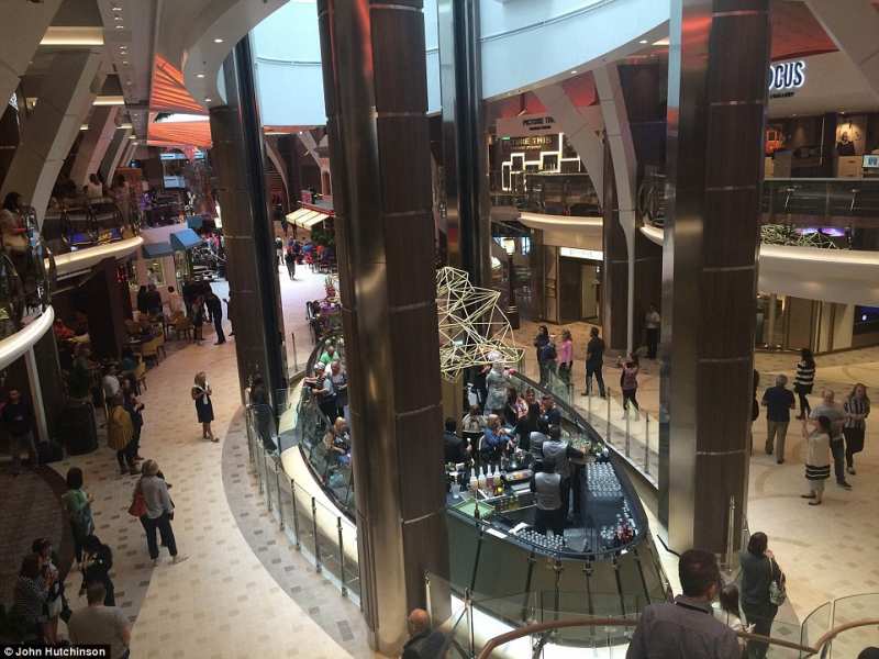 346E716400000578-3601370-The_dining_floor_has_around_100_eateries_which_are_all_open_and_-a-10_1463774101553.jpg