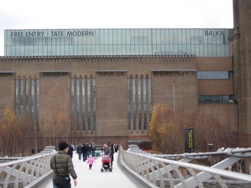 Tate_Modem_realizada_desde_el_puente_del_Milenium.jpg