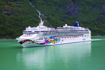 Norwegian Jewel vuelve al mar navegando desde ciudad de Panamá