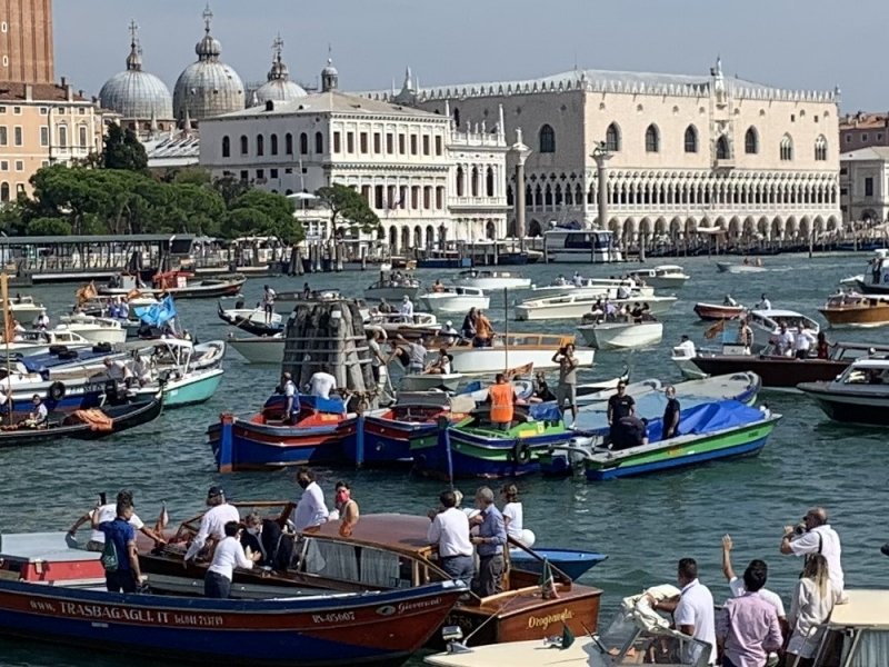 Trabajadores portuarios del sector de cruceros se manifiestan en Venecia por la falta de trabajo