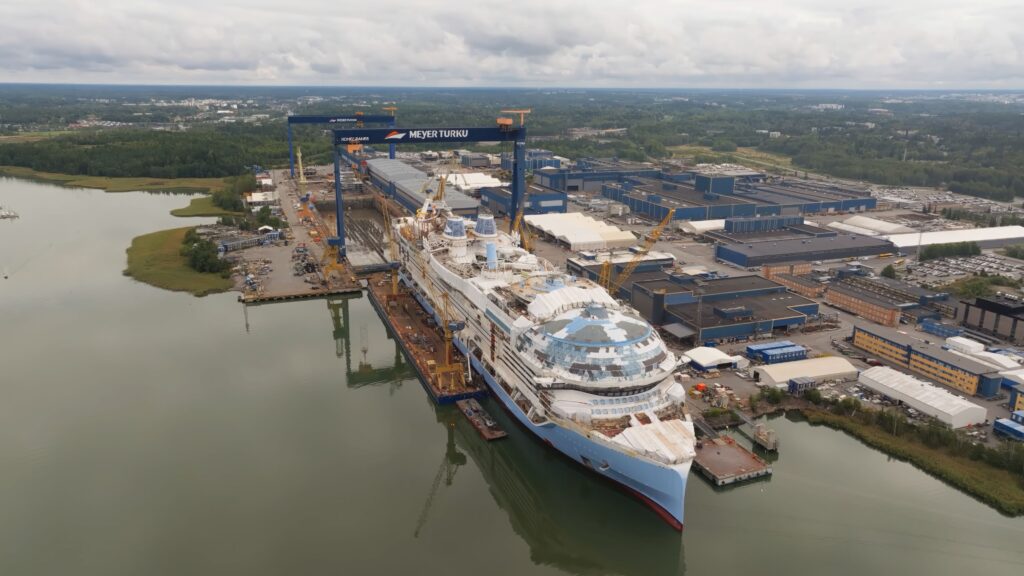 Legend of the Seas Primera flotacion