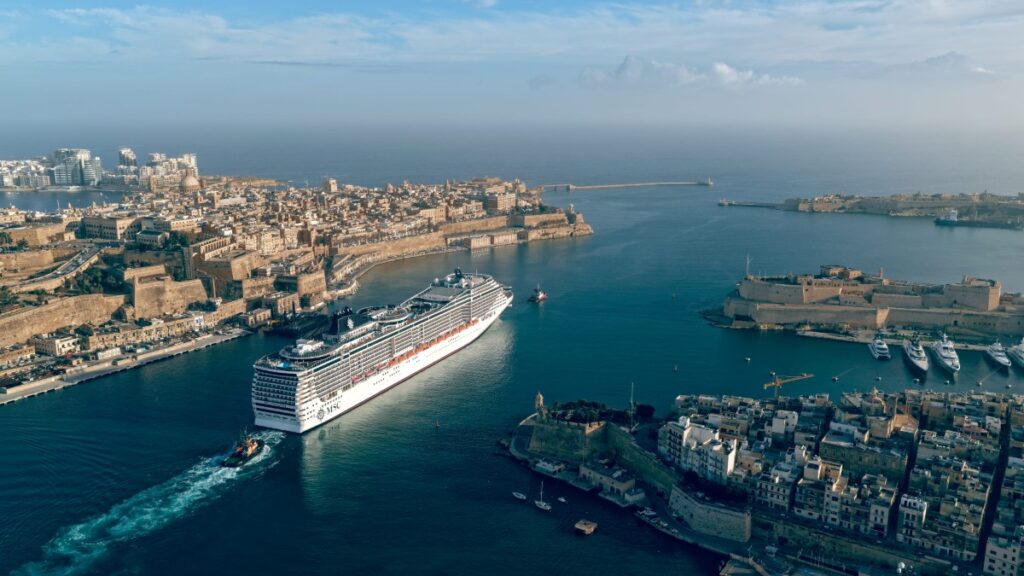 1. MSC Splendida abandonando el dique seco tras la renovacion de MSC Yacht Club 1200